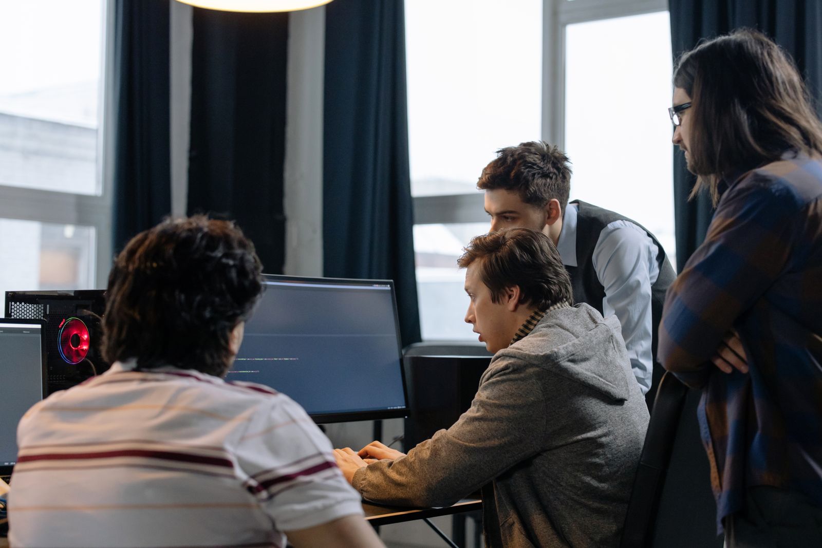 Entwickler arbeiten gemeinsam an einem Softwareprojekt